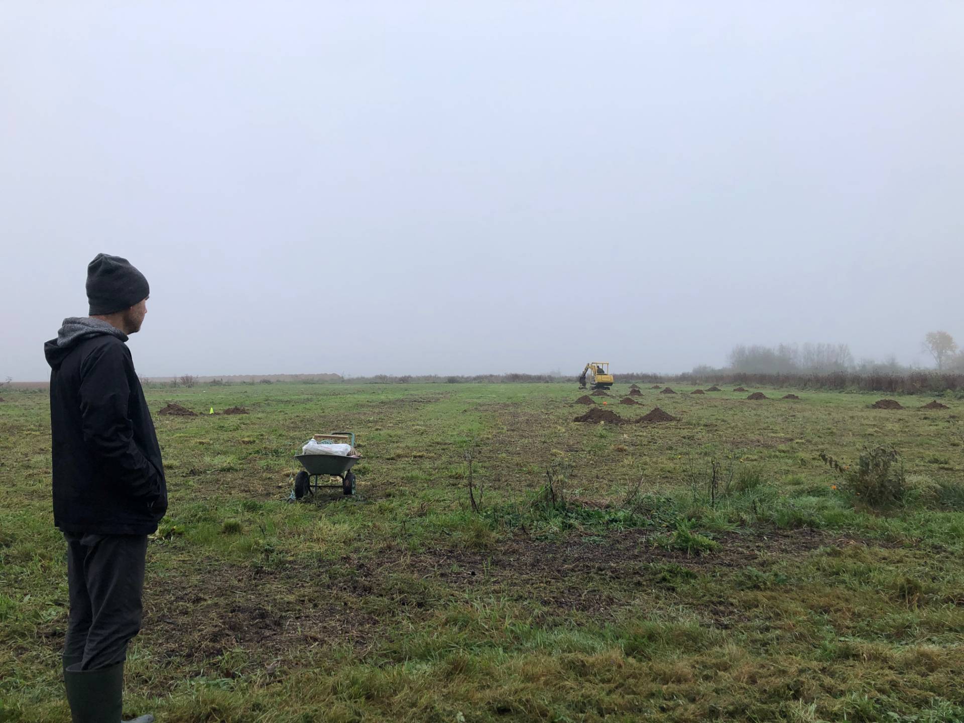 Olivier creuse les trous sous l'œil attentif de Jean-Hervé
